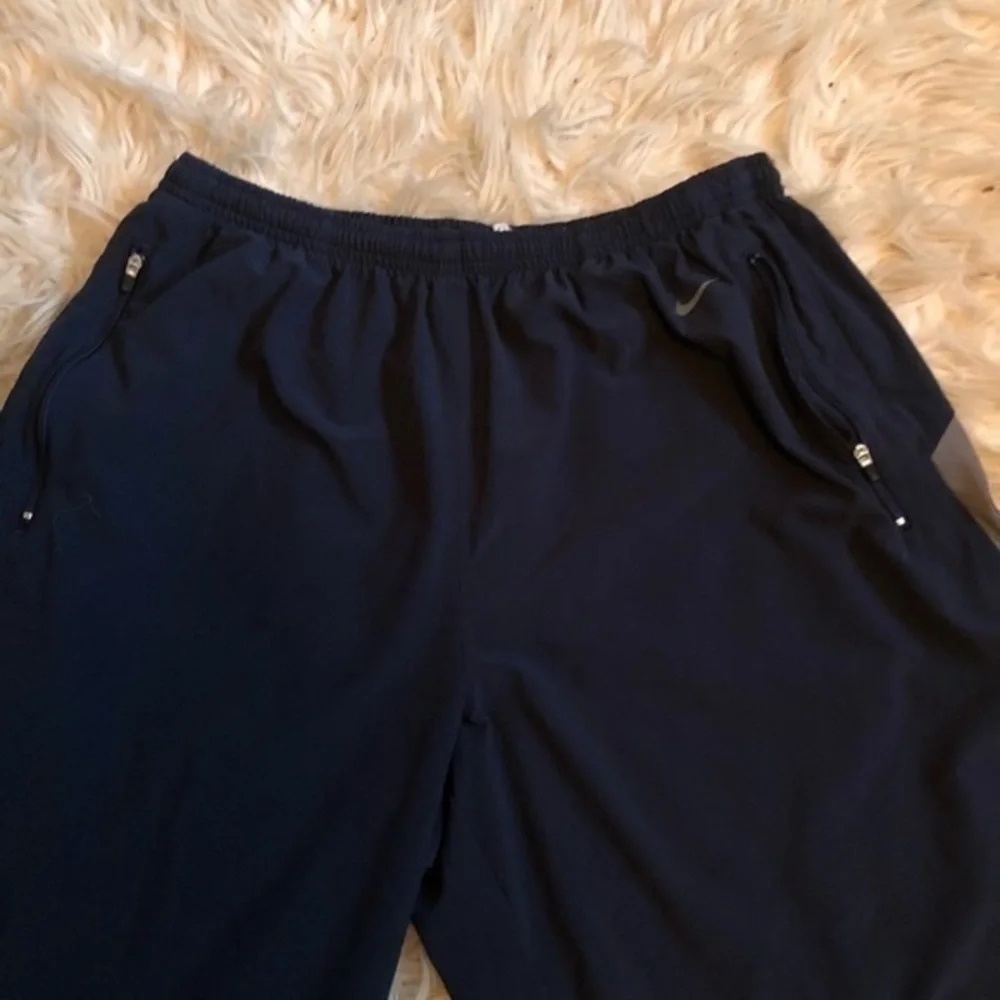 Nike dri-fit black side zipper pocket mesh side panel sz lg